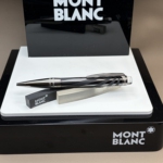 Der Montblanc StarWalker Black Ceramics Doué verbindet High-Tech-Materialien mit präziser Montblanc-Handwerkskunst. Der Schaft aus tiefschwarzer High-Tech-Keramik verleiht dem Schreibgerät eine angenehm kühle Haptik und hohe Kratzresistenz; platinierte Kappe und Beschläge setzen einen klaren, architektonischen Akzent. Im transparenten Kappenkopf schwebt das ikonische Montblanc-Emblem – die charakteristische Signatur der StarWalker-Linie. Highlights Black Ceramics Schaft: robuste High-Tech-Keramik mit samtig-glattem Finish Doué-Ausführung: Kontrast aus Keramik-Schaft und platinierter Kappe/Beschlägen Schwebendes Emblem: Montblanc-Logo im transparenten Kappenkopf Präzise Drehmechanik: sauberer Minenaus- und -einzug, spielfrei Ergonomie: ausgewogene Balance für entspanntes, langes Schreiben Funktion & Bestückung Schreibsystem: Kugelschreiber (Drehmechanik) Minen: kompatibel mit Montblanc Ballpoint-Minen (z. B. M, F; diverse Farben) Zustand Wie neu: keine sichtbaren Gebrauchsspuren, Mechanik und Oberfläche einwandfrei Keramik-Schaft ohne Kratzer, Kappe/Beschläge mit Spiegelglanz